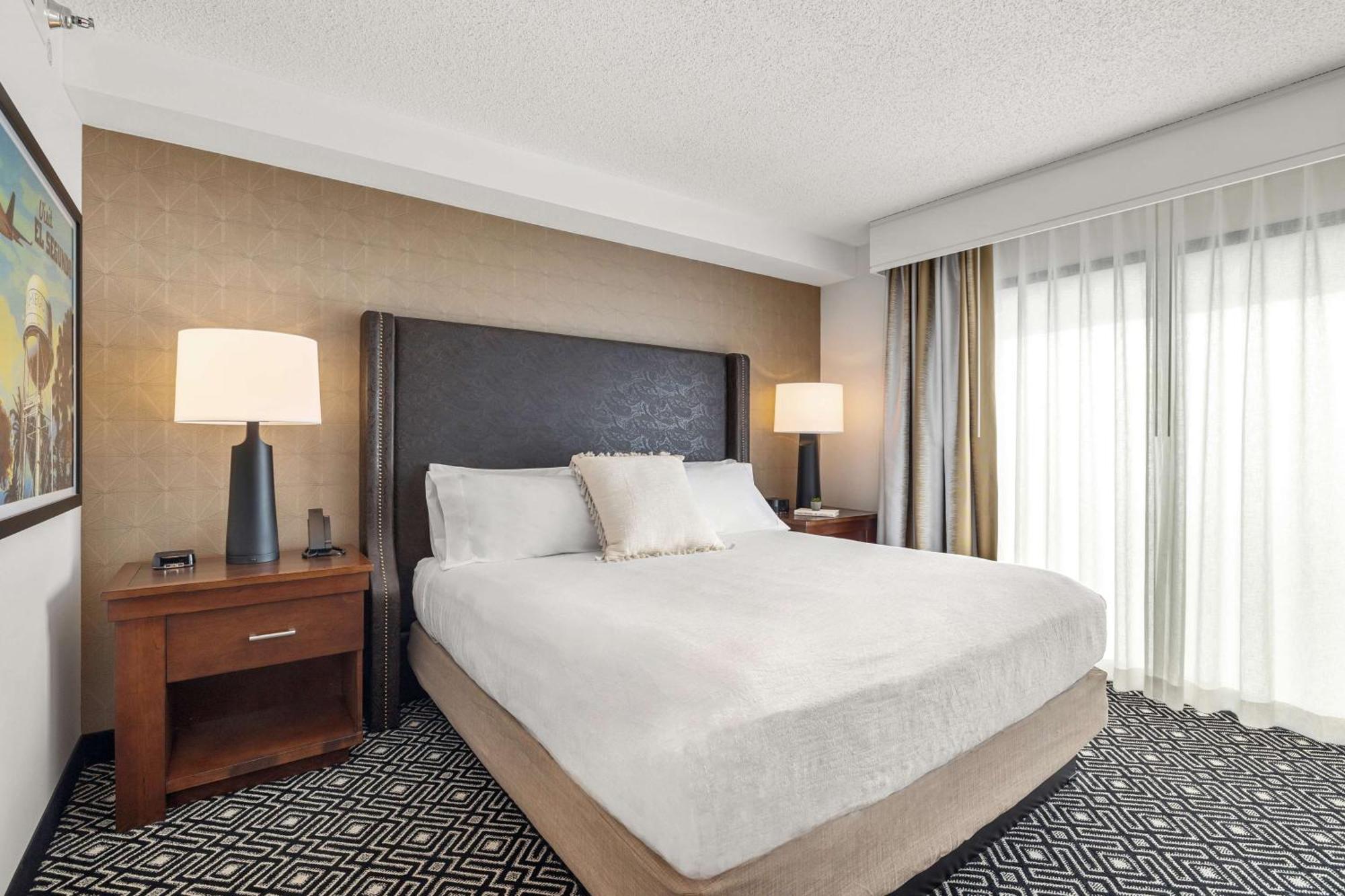 Hotel Embassy By Hilton Los Angeles International Airport South 3*